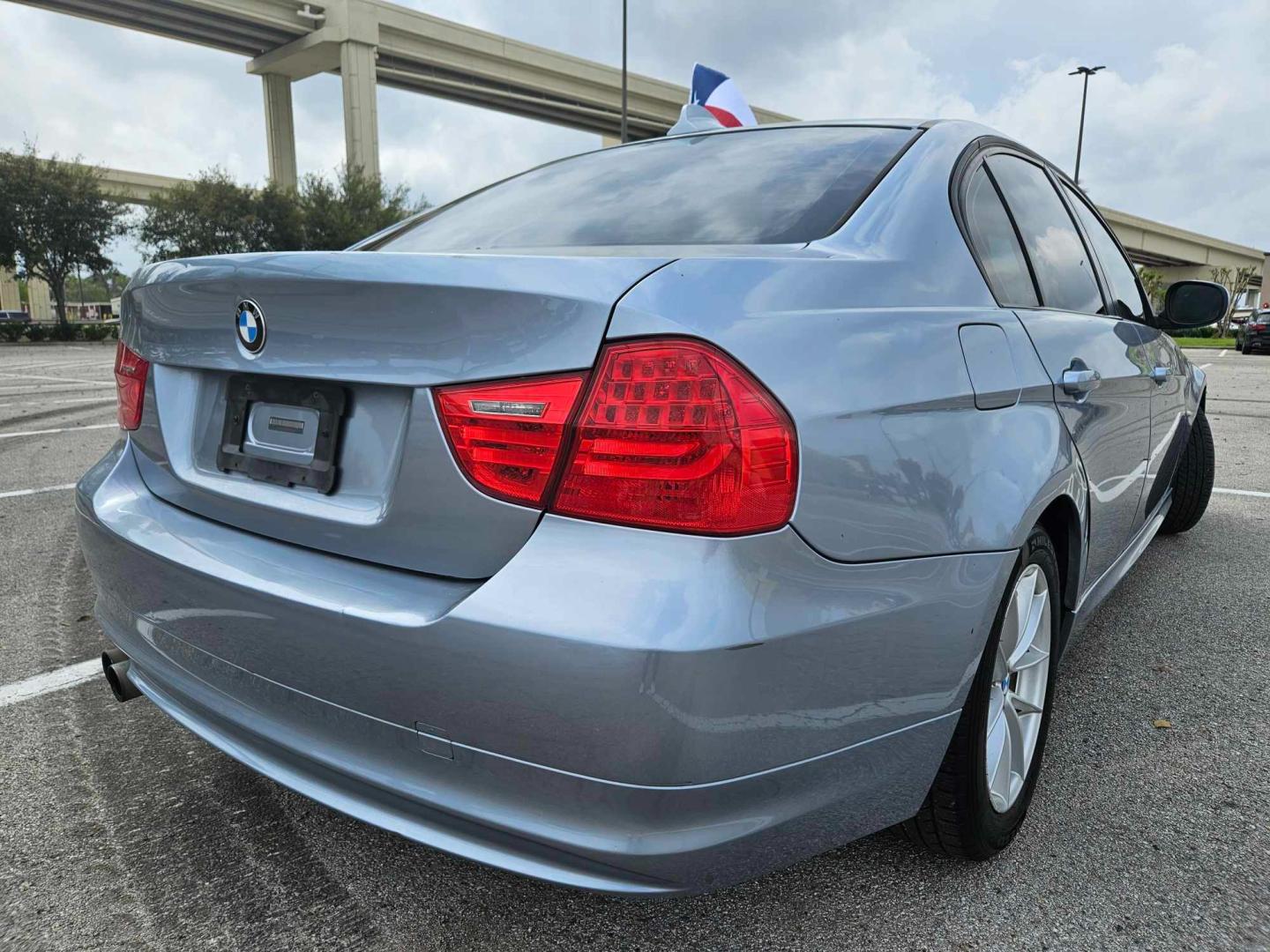 2010 Blue BMW 3-Series 328i (WBAPH7C55AA) with an 3.0L L6 DOHC 24V engine, located at 5005 Telephone Rd., Houston, TX, 77087, (713) 641-0980, 29.690666, -95.298683 - Photo#3